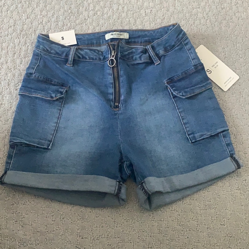 fashion nova blue denim shorts ( never worn )
